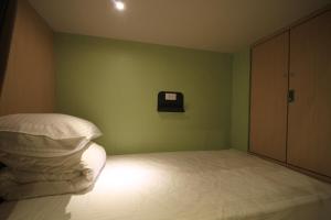 Postel nebo postele na pokoji v ubytování Hangkhau Hotel