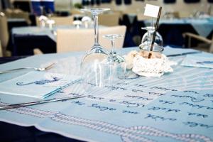 stół z niebieską tkaniną stołową z kieliszkami do wina w obiekcie Hotel Ristorante Meson Feliz w mieście Terracina