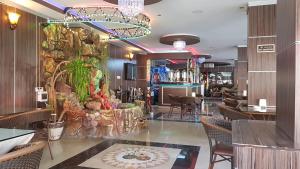 a restaurant with a lobby with a large wall at modern sity hotel in Erbil