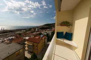 balcone con vista sulla città di SeaTrieste a Trieste
