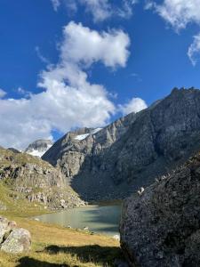 a mountain lake in the middle of a mountain range at Alim yurt camp in Mineralʼnyy Istochnik Altyn-Arasan