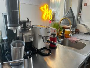 a kitchen counter with a mixer and a sink at Zimmer in Künstlerwohnung in Stuttgart