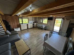 a living room with a table and chairs and a kitchen at Cabana LoSt Ventoc in Vulcan