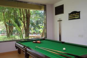 Biliardový stôl v ubytovaní Silent Shores Resort & Spa