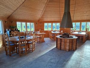 ein Esszimmer mit Tischen und Stühlen in einer Hütte in der Unterkunft Arctic Ranch in Överkalix