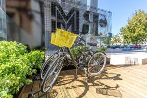 Una bicicleta con una cesta amarilla estacionada frente a un edificio en RM The Experience - Small Portuguese Hotels, en Setúbal