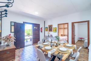 a dining room with a table and chairs at Casa Rural Casita de la Cantera in La Lantejuela