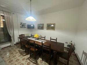 a dining room with a table and chairs at La Vertecena in Cantalupo nel Sannio