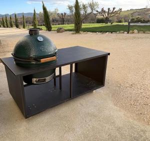 a grill sitting on top of a black table at L'arbre qui chante in Saint-Étienne-de-Sermantin