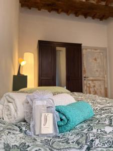 a pile of towels sitting on top of a bed at Casa in Corso, Colle Val d'Elsa in Colle di Val d'Elsa