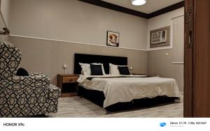 a bedroom with a bed and a chair at أبو بندر للشقق المخدومة in Ar Rass