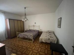 a bedroom with two beds and a chandelier at La Vertecena in Cantalupo nel Sannio +9 photos