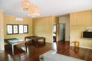 a living room with a couch and a table at Hindad Nature Resort in Ban Kui Mang