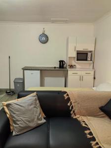 ein Wohnzimmer mit Sofa und eine Küche in der Unterkunft Safespace in Cravenby