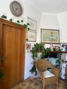 a room with a wooden door and some plants at Rooms Guest House Il Porto Vecchio in Stintino