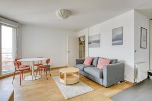 a living room with a couch and a table at Le Palacio in Saint-Denis