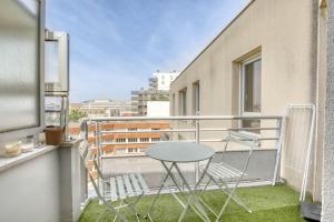 a table and chairs on a balcony with a view at Le Palacio in Saint-Denis