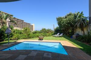 a swimming pool in the yard of a house at San Maarten 12 in Sheffield Beach