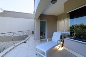 a balcony with a chair and a window at San Maarten 12 in Sheffield Beach