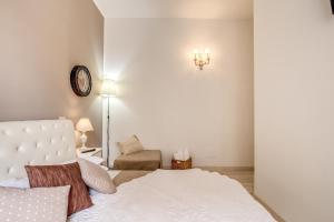 A bed or beds in a room at Vatican Miracle Suite