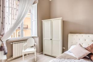 A bed or beds in a room at Vatican Miracle Suite