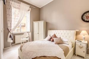 A bed or beds in a room at Vatican Miracle Suite