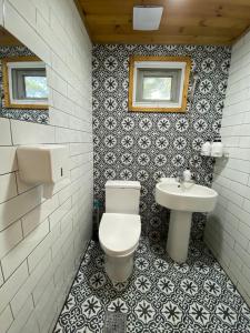 a bathroom with a toilet and a sink at 서귀포 다붓 in Susal-li +28 photos