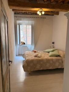a bedroom with a bed and a window at Casa in Corso, Colle Val d'Elsa in Colle di Val d'Elsa