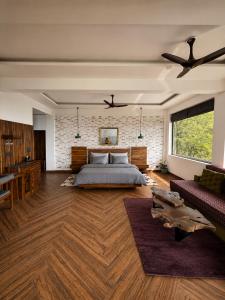 a bedroom with a bed and a brick wall at Mum Griham in Rewalsar