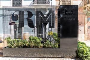 a store window with a sign that reads guest house at RM The Experience - Small Portuguese Hotels in Setúbal