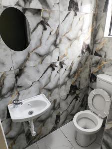 a bathroom with a sink and a toilet at Springforth Guesthouse in De Grendel +11 photos