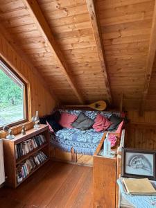 ein Bett in einer Hütte mit einem Surfbrett darauf in der Unterkunft Hostel & Camping Rilindja in Valbonë