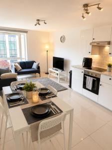 a kitchen and living room with a table and chairs at Modern Bright Flat Central & Stylish in Central Station