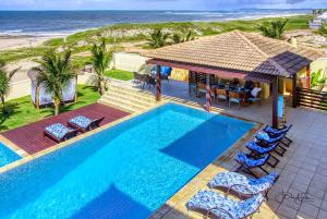 an overhead view of a swimming pool and the ocean at Casa da Estrela in Barra do Cunhau
