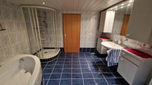 a bathroom with two sinks and a tub and a toilet at Ferienwohnung Altrichter 1 in Wabern +6 photos
