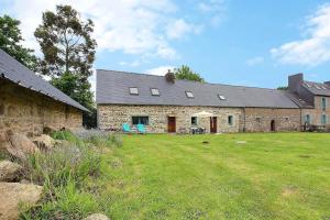 a large stone building with a grass field in front of it at Cottage - Sleeps 4 with Log Burner & Pet Friendly in Kérien