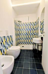 a bathroom with two sinks and a toilet in it at Minnelea Blue Retreat in Acciaroli +11 photos
