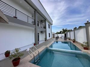 ein Swimmingpool an der Seite eines Hauses in der Unterkunft Charnel hosting in Kribi