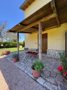 eine Terrasse mit Tisch und Stühlen in der Unterkunft Podere 406 in Pescia Romana