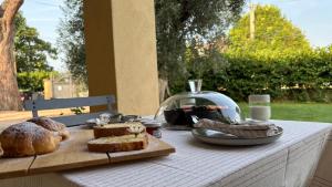 ein Tisch mit Brot und Gebäck darauf in der Unterkunft Podere 406 in Pescia Romana + 20 Fotos