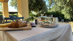 ein Tisch mit einem Teller Brot und Essen darauf in der Unterkunft Podere 406 in Pescia Romana