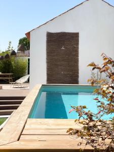 a swimming pool in front of a house at Vistâme in Almoster