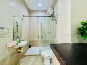 a bathroom with a shower and a toilet and a sink at Vila Mũi Né-Phan Thiết in Ấp Ngọc Hải +49 photos