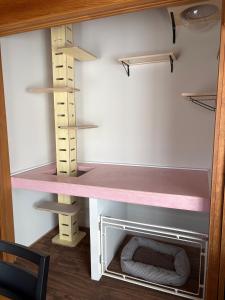 a room with shelves and a fireplace at にこの家 --多頭飼い,大型犬も猫もうさぎも歓迎 秩父の一棟貸し-- in Chichibu