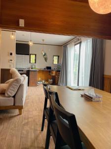 a dining room and kitchen with a table and chairs at にこの家 --多頭飼い,大型犬も猫もうさぎも歓迎 秩父の一棟貸し-- in Chichibu