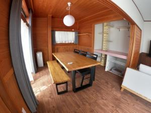 a dining room with a wooden table and chairs at にこの家 --多頭飼い,大型犬も猫もうさぎも歓迎 秩父の一棟貸し-- in Chichibu