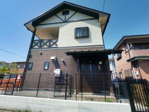 a house with a tower on top of a fence at にこの家 --多頭飼い,大型犬も猫もうさぎも歓迎 秩父の一棟貸し-- in Chichibu