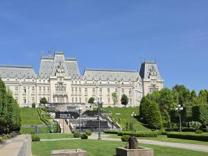 a large building with a park in front of it at Konstanzer Q - City Studio - Palas Mall - AC in Iaşi +4 photos