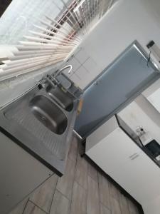 ein Kühlschrank mit offener Tür, in dem sich ein Spülbecken befindet in der Unterkunft Safespace in Cravenby + 19 Fotos
