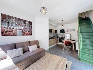 a living room with a couch and a kitchen at Charmante maison in Namur